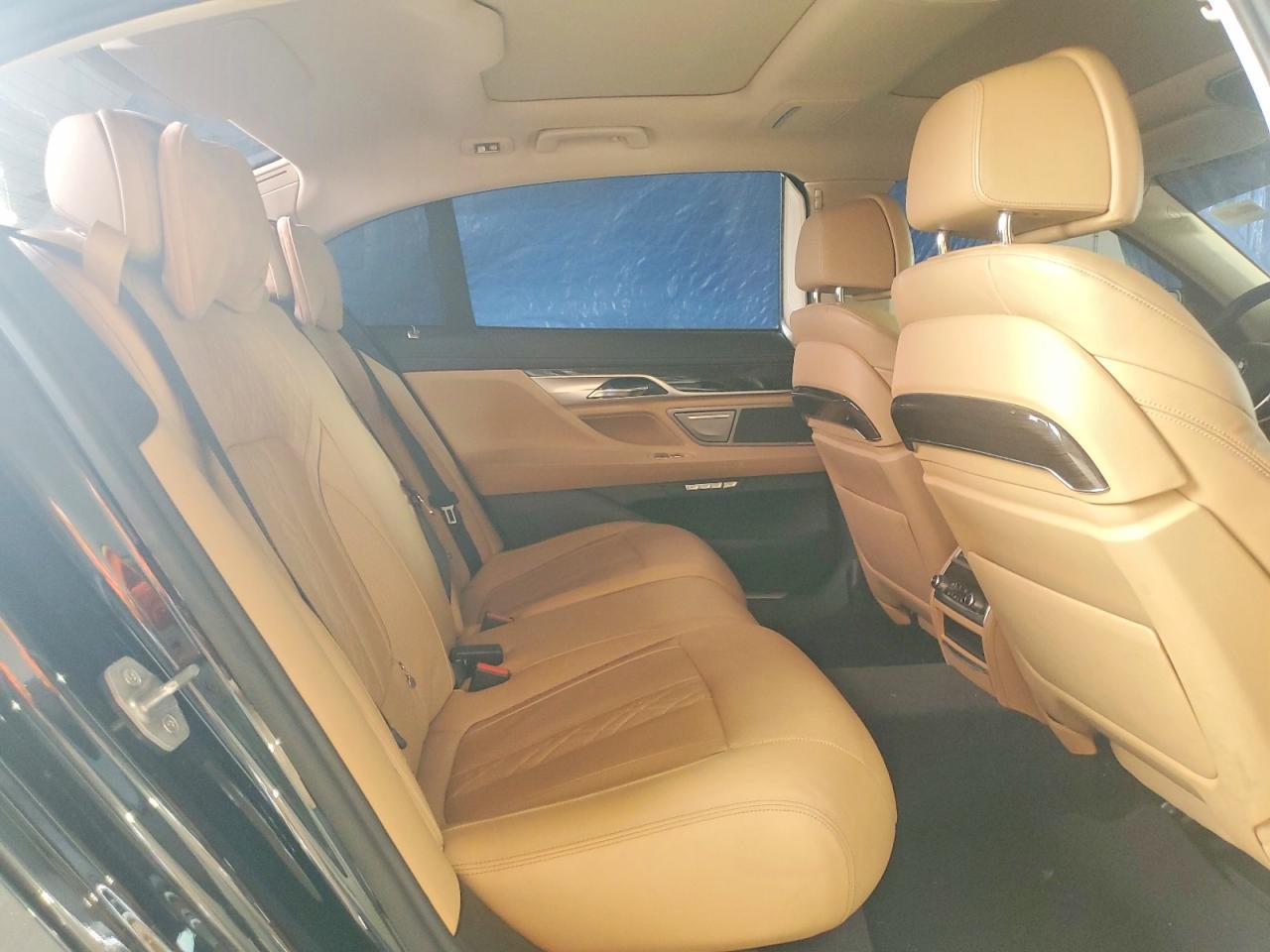 2016 BMW 750 I - zdjęcie 10