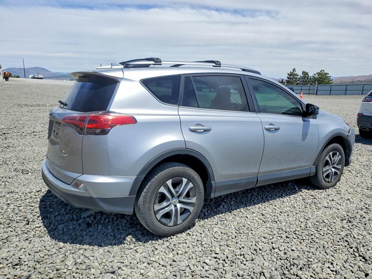 2017 Toyota Rav4 Le - zdjęcie 3