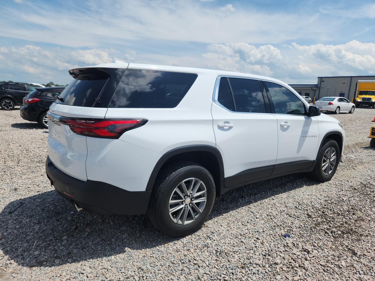 2023 Chevrolet Traverse Ls - zdjęcie 3