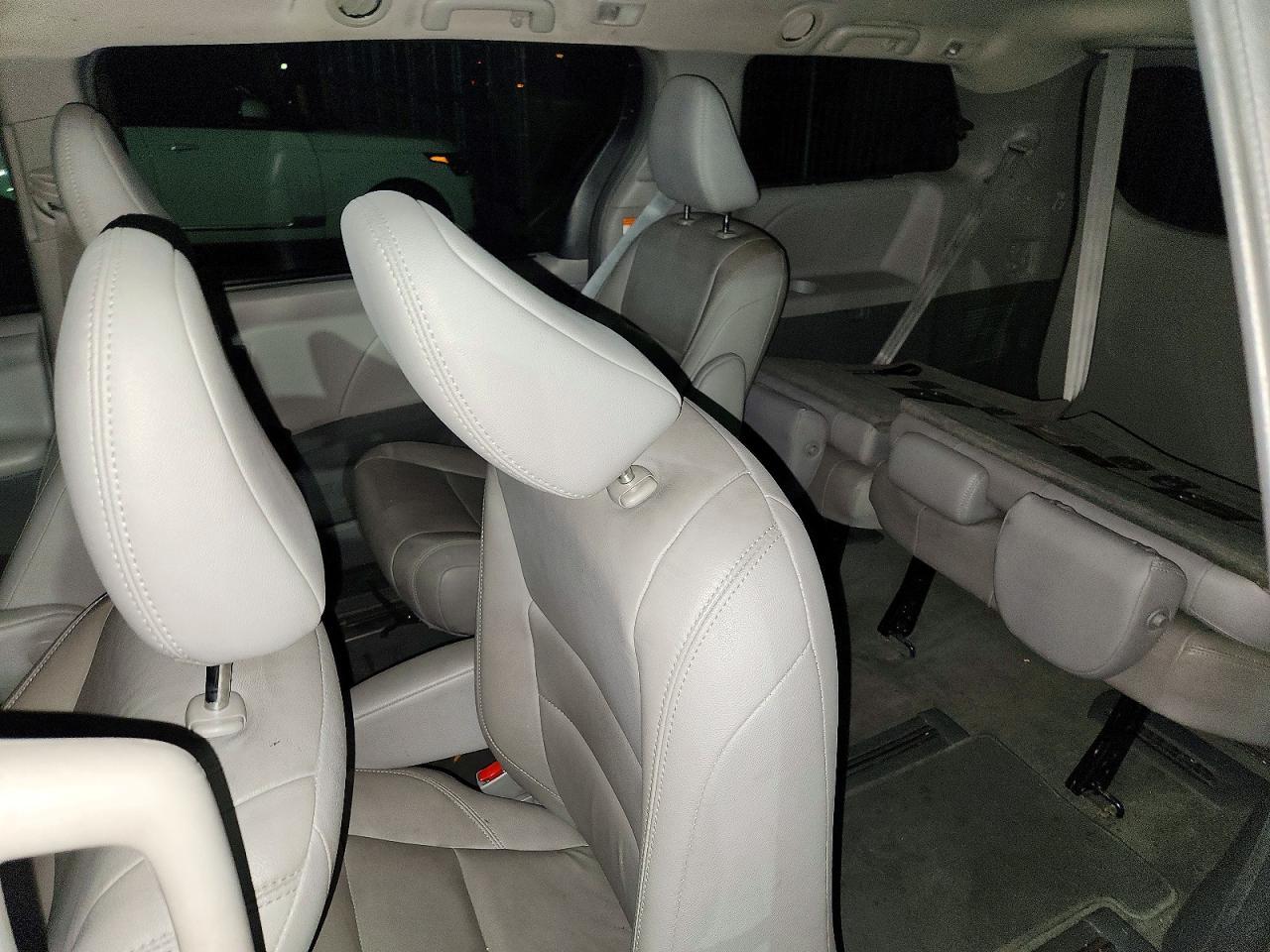 2013 Toyota Sienna - zdjęcie 10