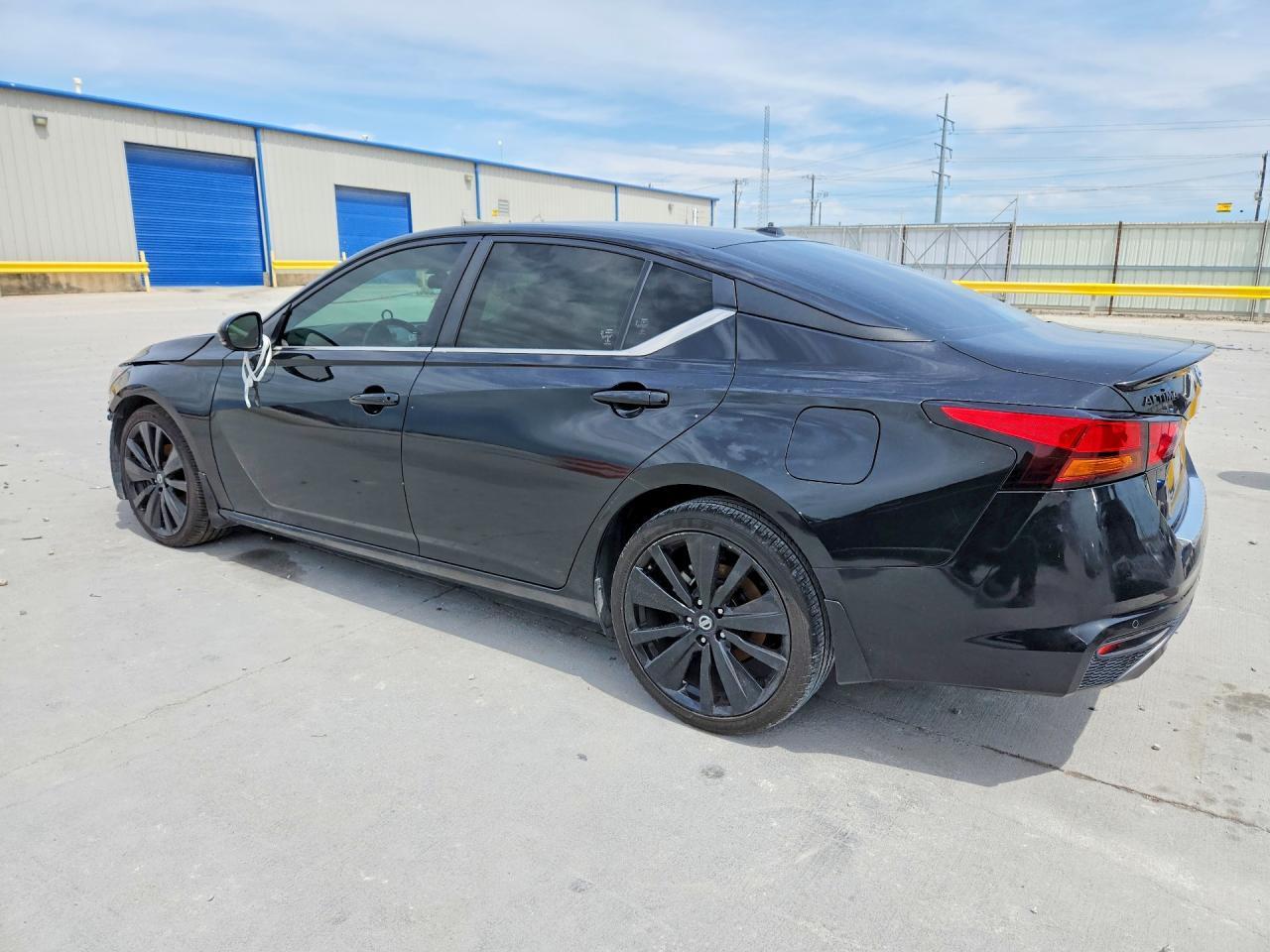 2022 Nissan Altima Sr - zdjęcie 2