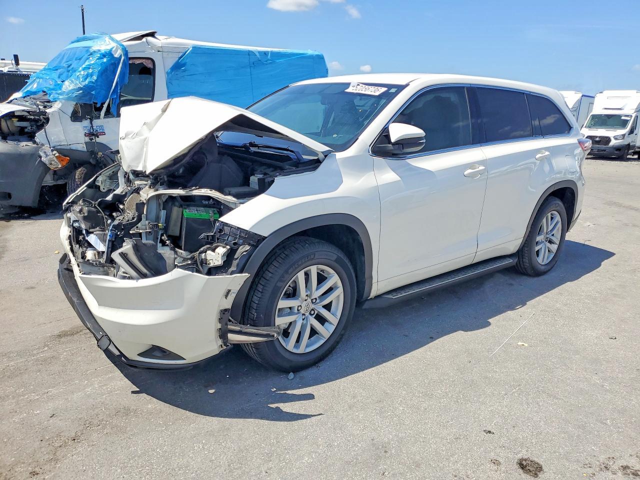 2014 Toyota Highlander Le - zdjęcie główne