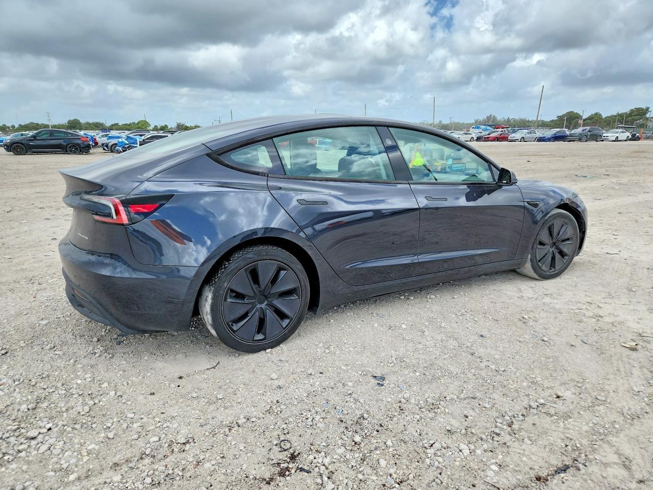 2025 Tesla Model 3 - zdjęcie 3