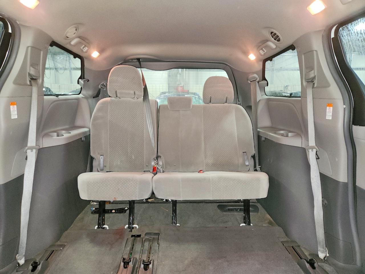 2017 Toyota Sienna Le - zdjęcie 10