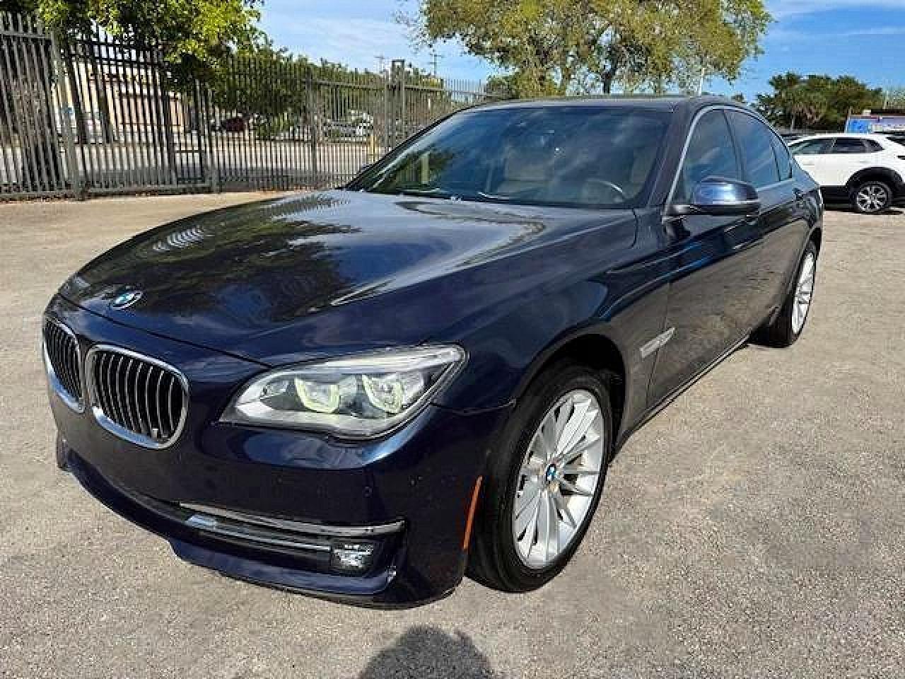 2015 BMW 750 Xi - zdjęcie główne