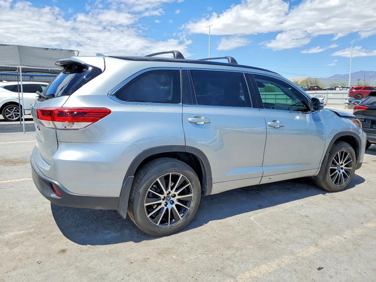 2017 Toyota Highlander Se - zdjęcie 3