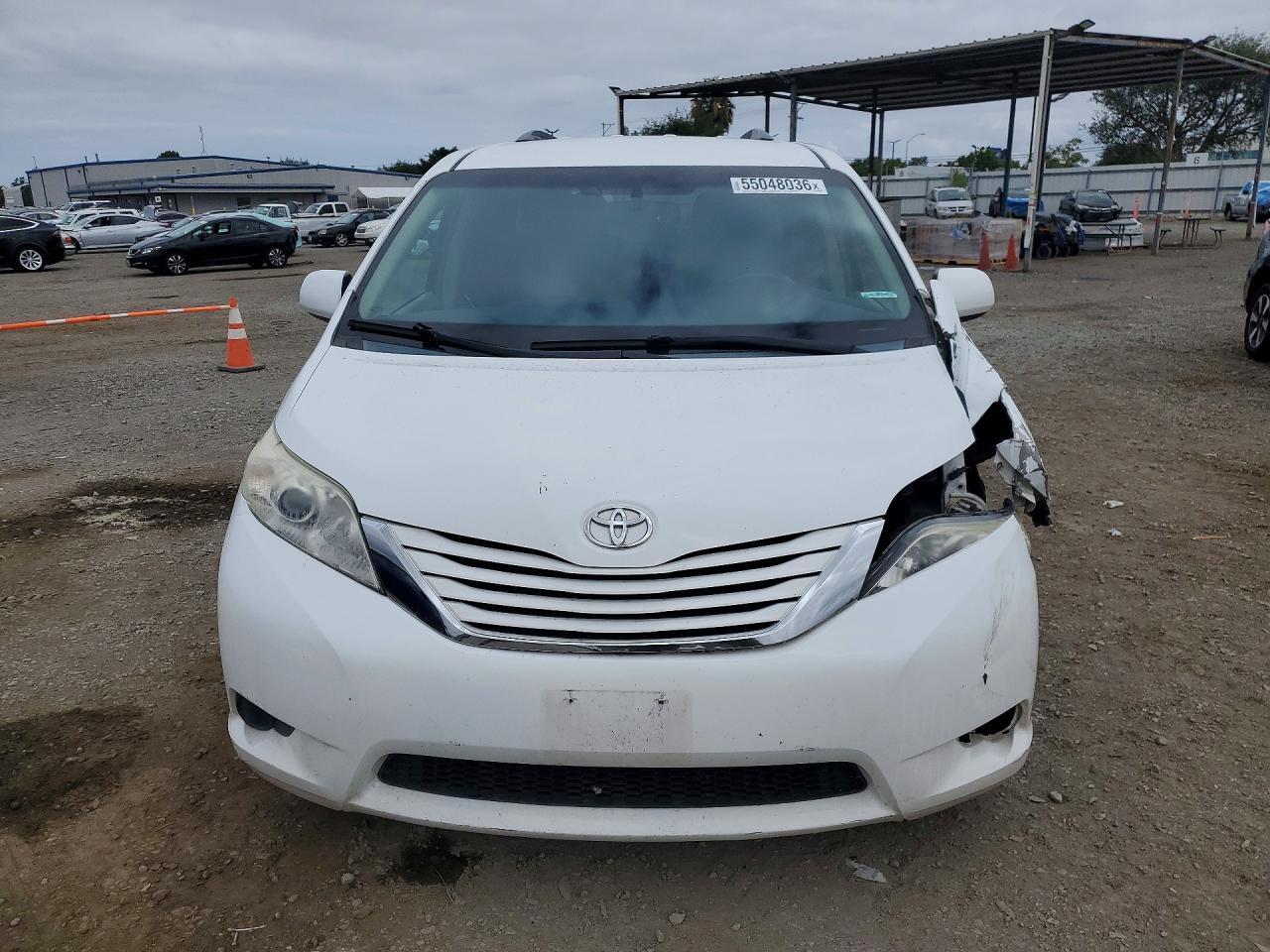 2015 Toyota Sienna Le - zdjęcie 5
