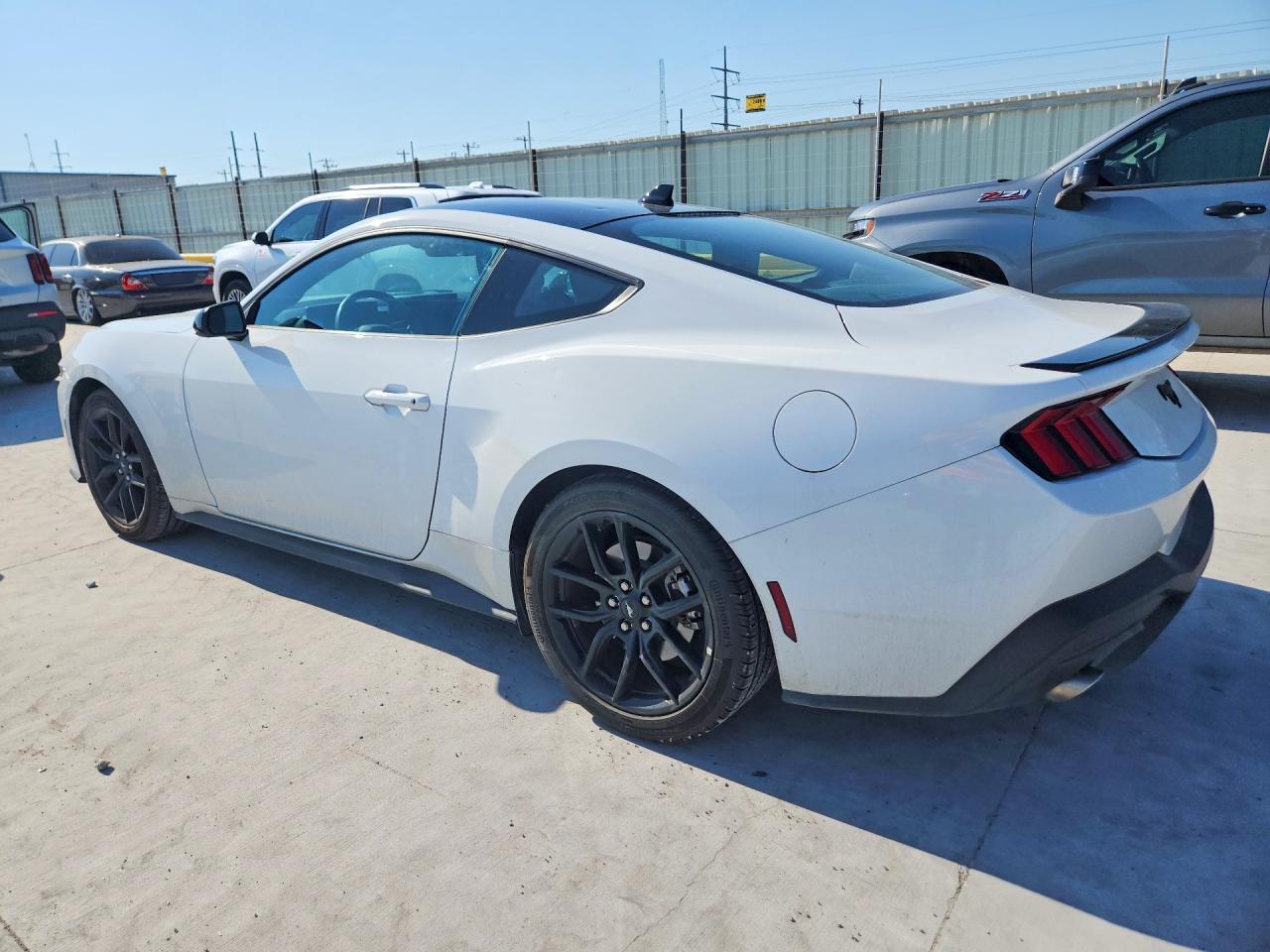 2025 Ford Mustang - zdjęcie 2