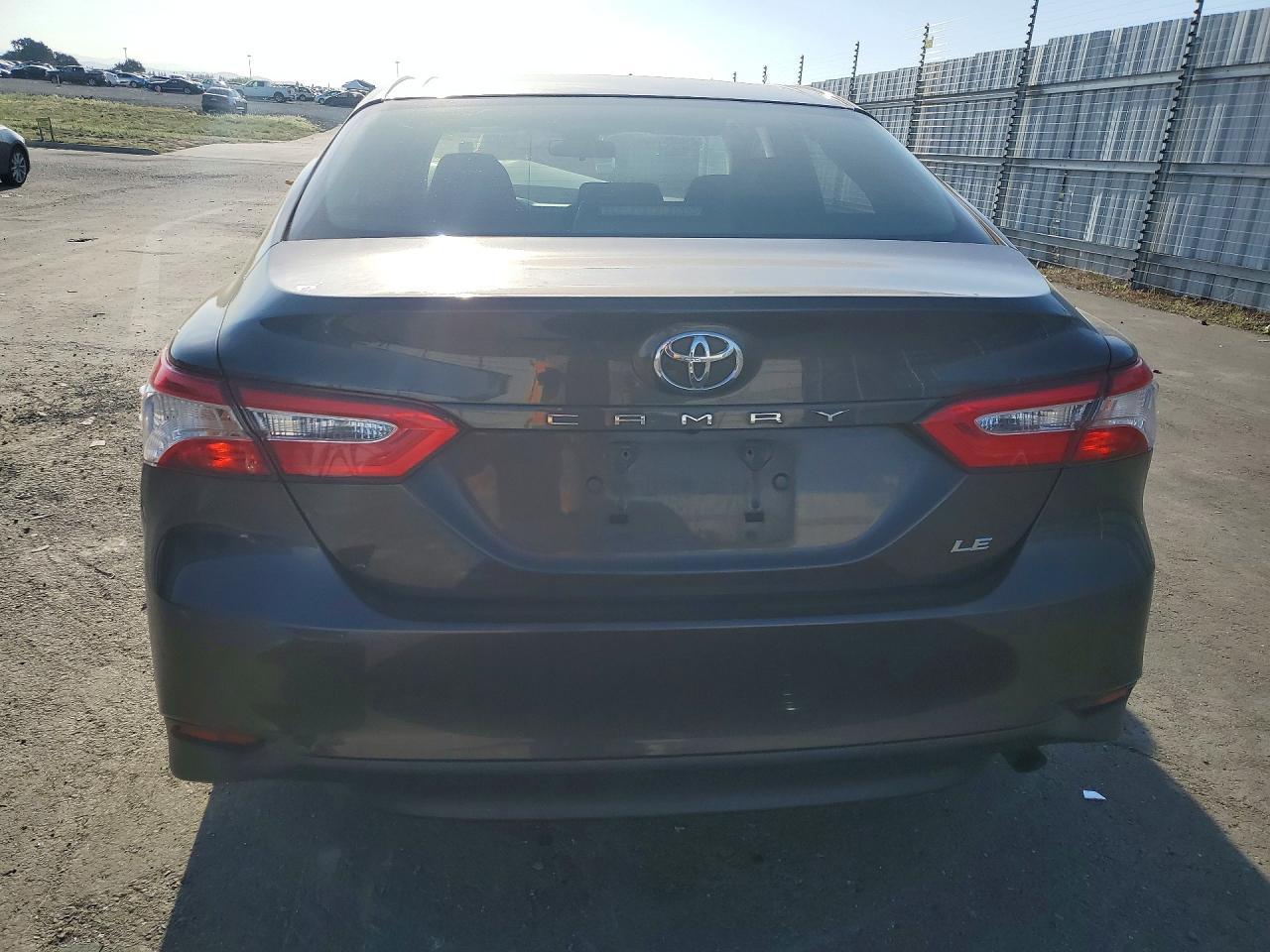 2018 Toyota Camry Le - zdjęcie 6