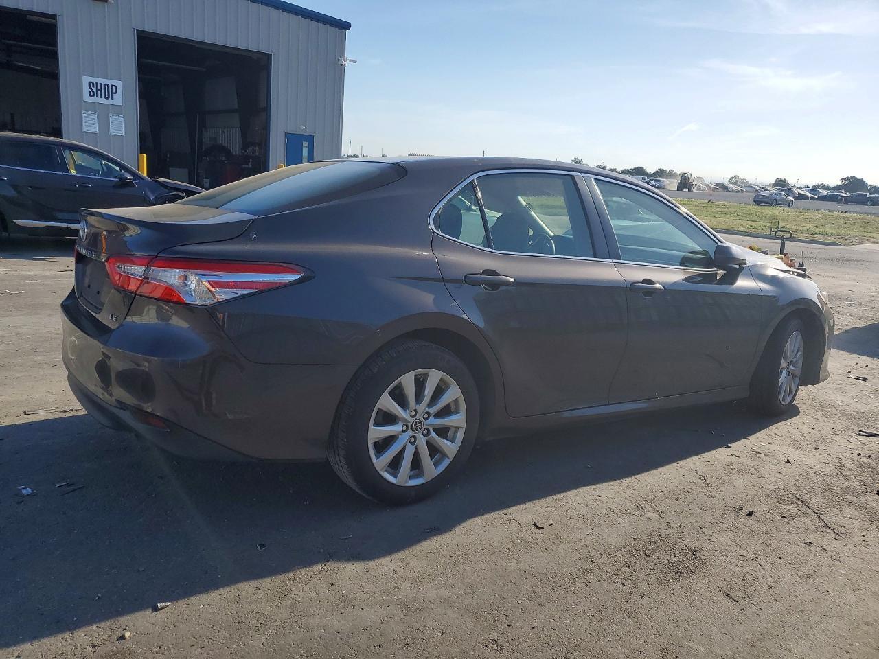 2018 Toyota Camry Le - zdjęcie 3