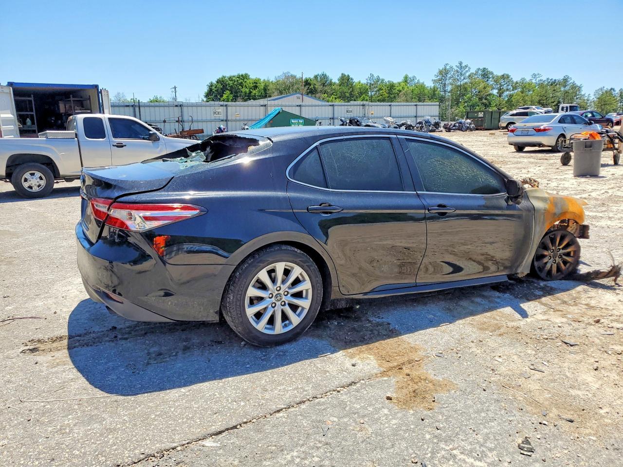 2018 Toyota Camry Le - zdjęcie 3