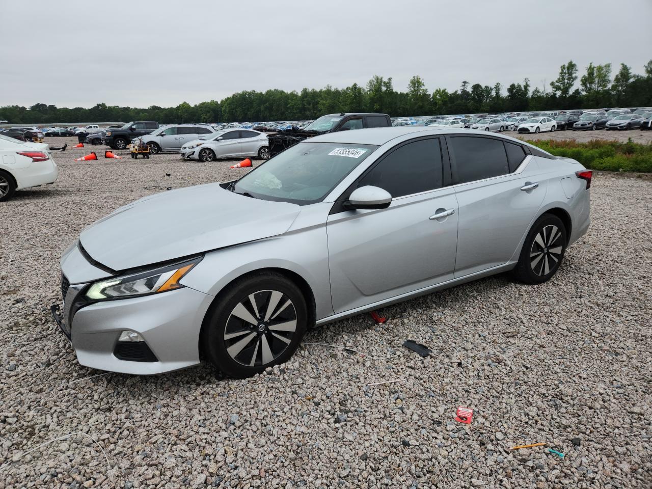2022 Nissan Uk - zdjęcie główne