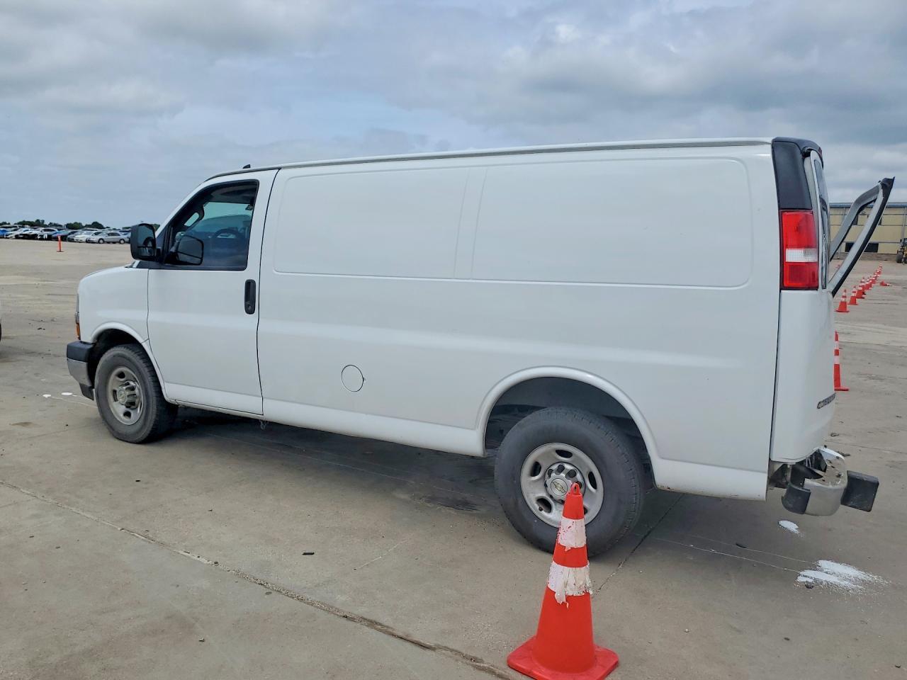 2020 Chevrolet Express G2500 - zdjęcie 2