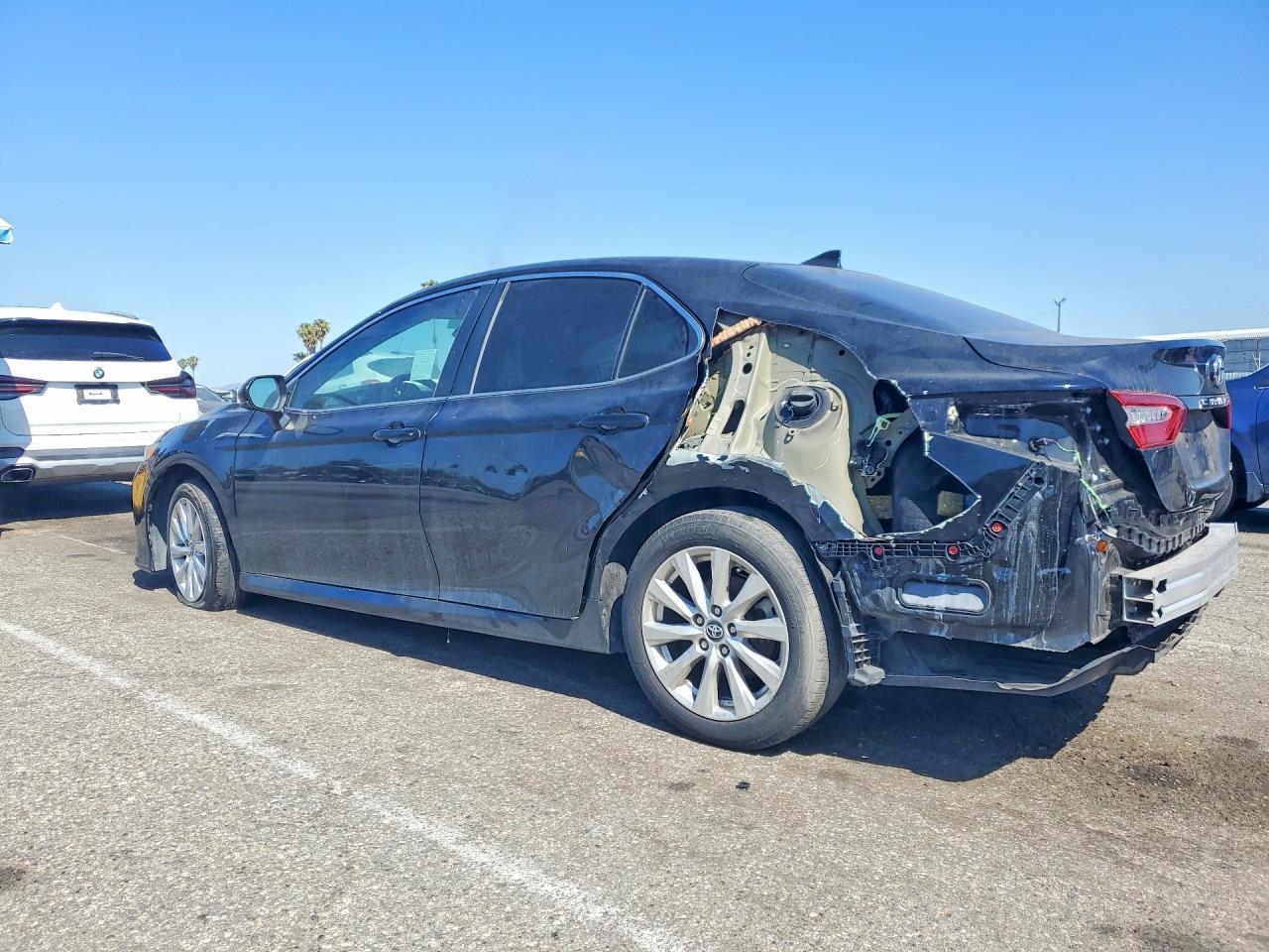 2019 Toyota Camry Le - zdjęcie 2