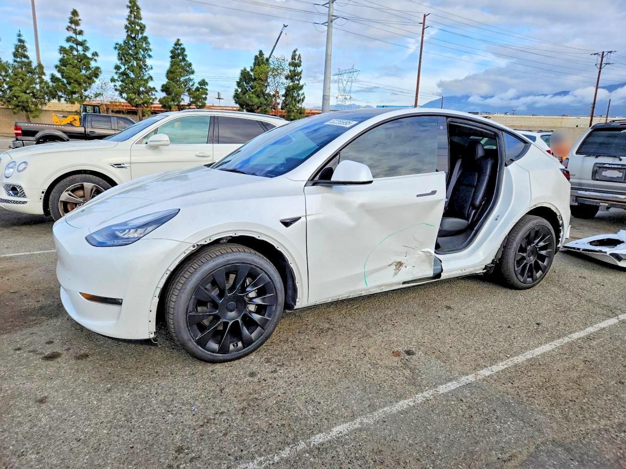 2021 Tesla Model Y - zdjęcie główne