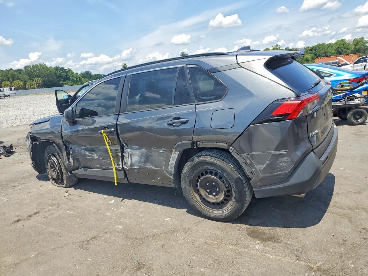2020 Toyota Rav4 Le - zdjęcie 2