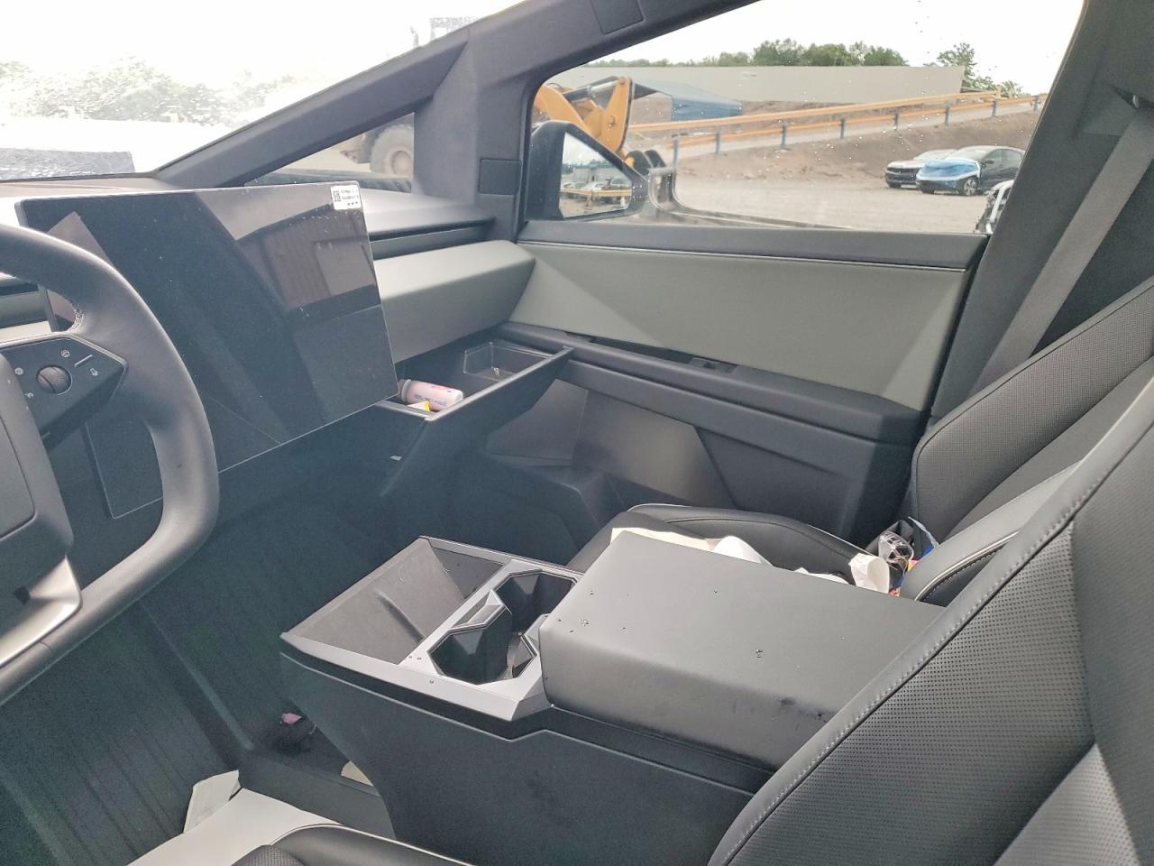 2025 Tesla Cybertruck - zdjęcie 7
