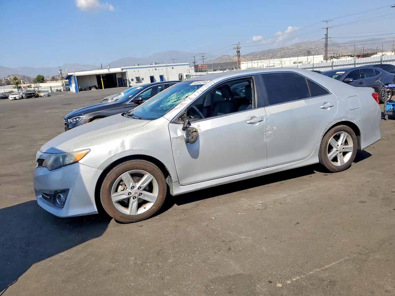 2014 Toyota Camry Se - zdjęcie główne