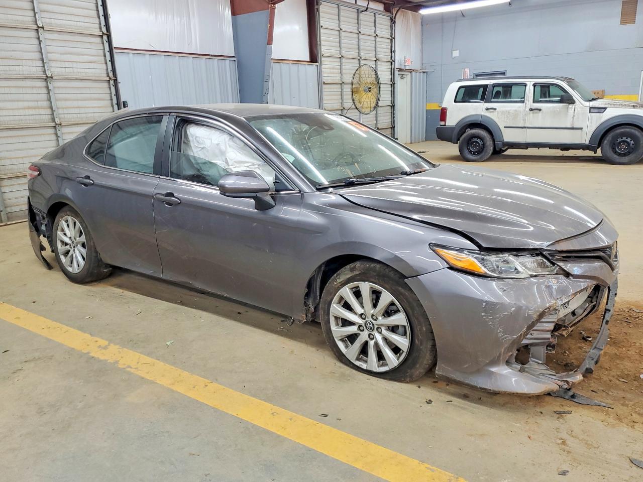2020 Toyota Camry Le - zdjęcie 4