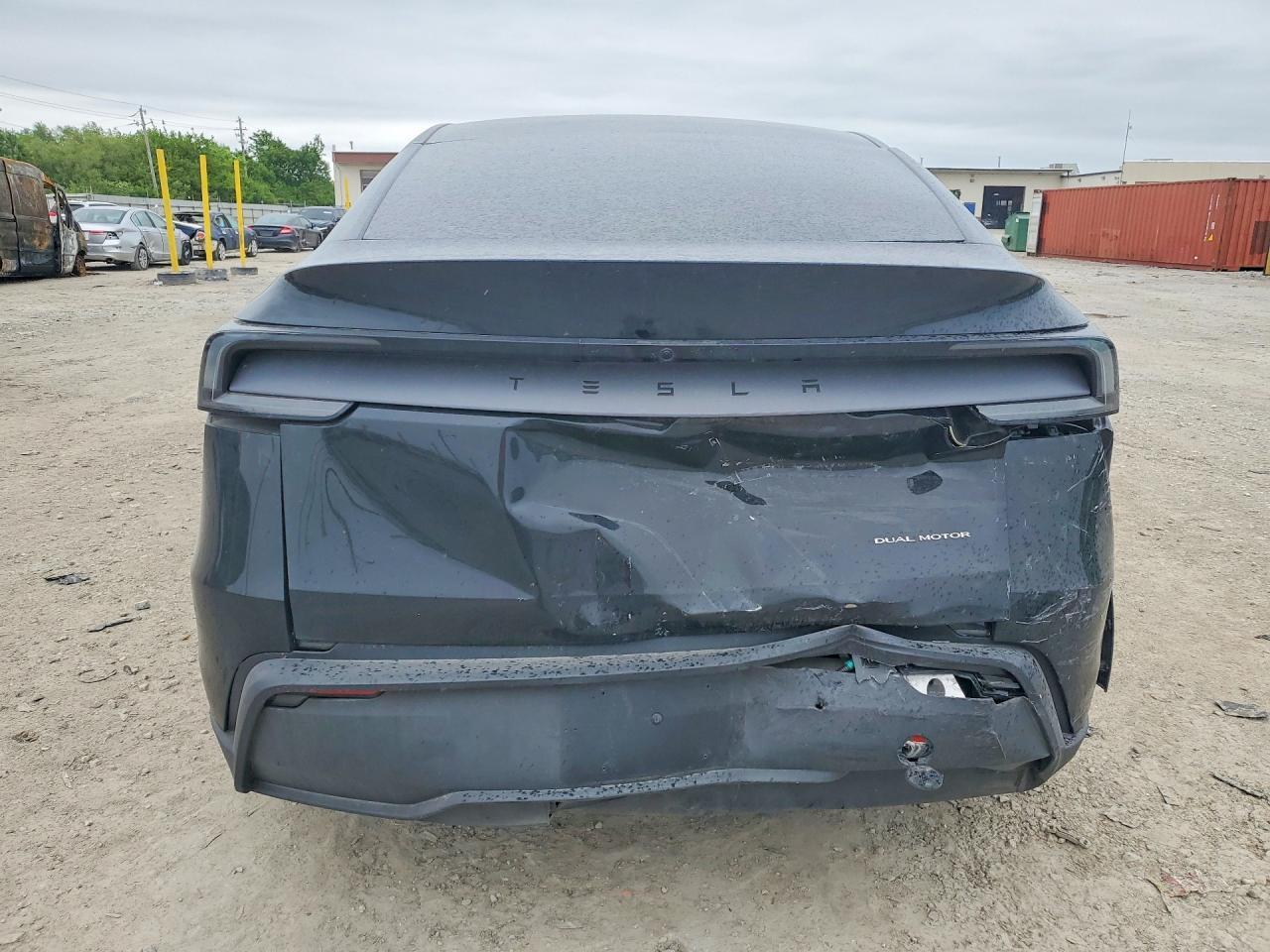 2026 Tesla Model Y - zdjęcie 6