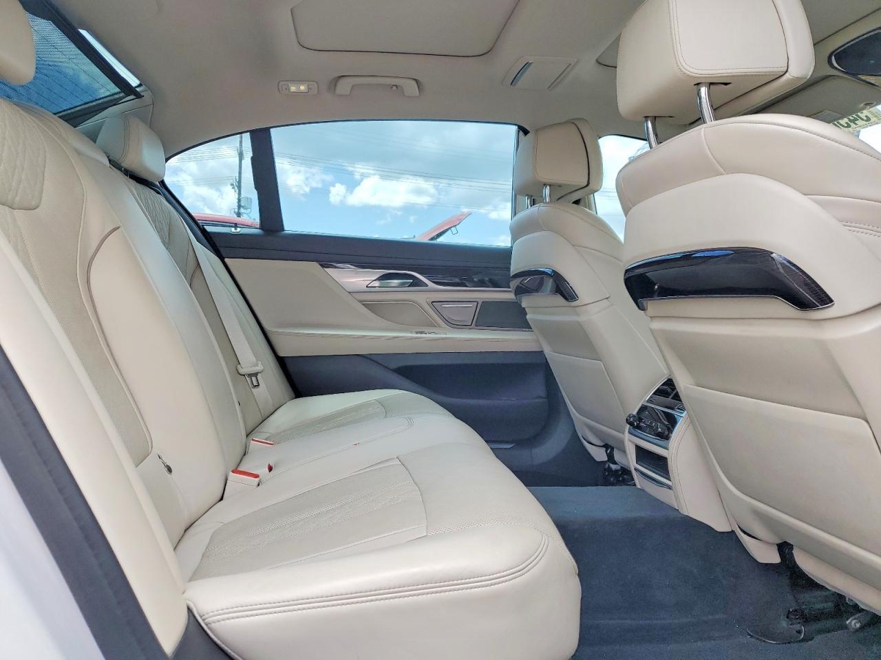 2019 BMW 740 I - zdjęcie 10