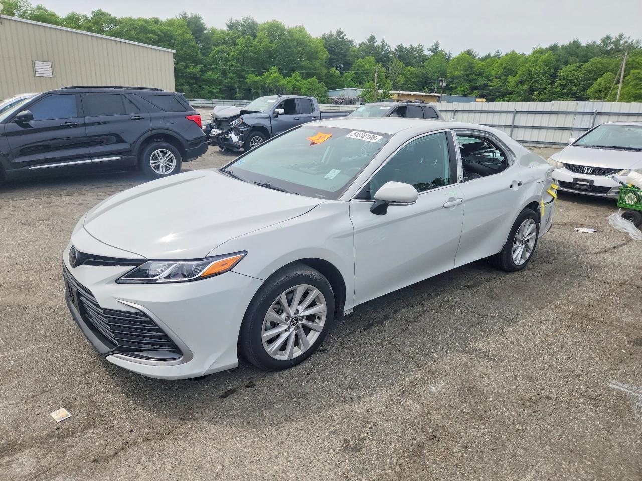 2024 Toyota Camry Le - zdjęcie główne