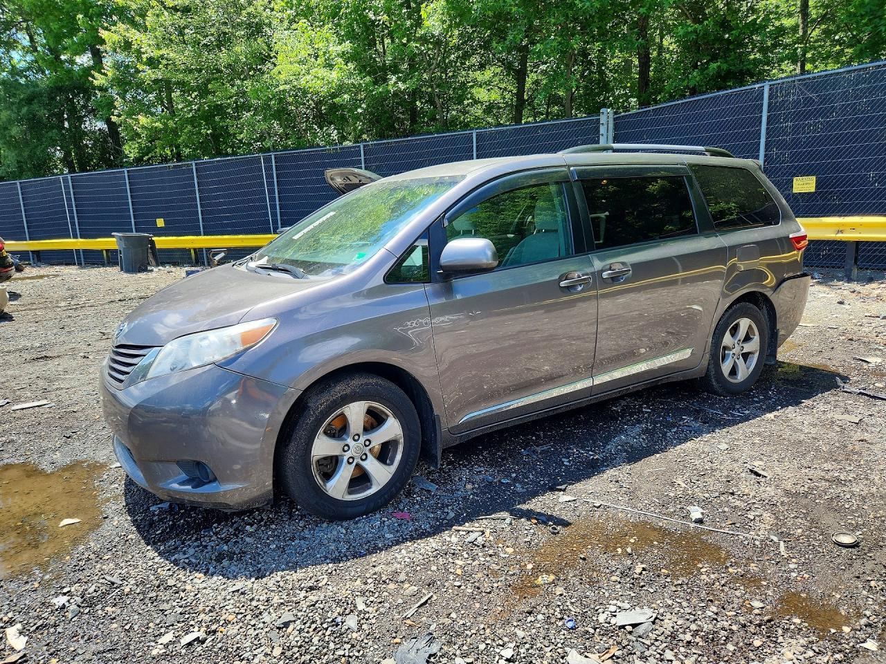2016 Toyota Sienna Le - zdjęcie główne