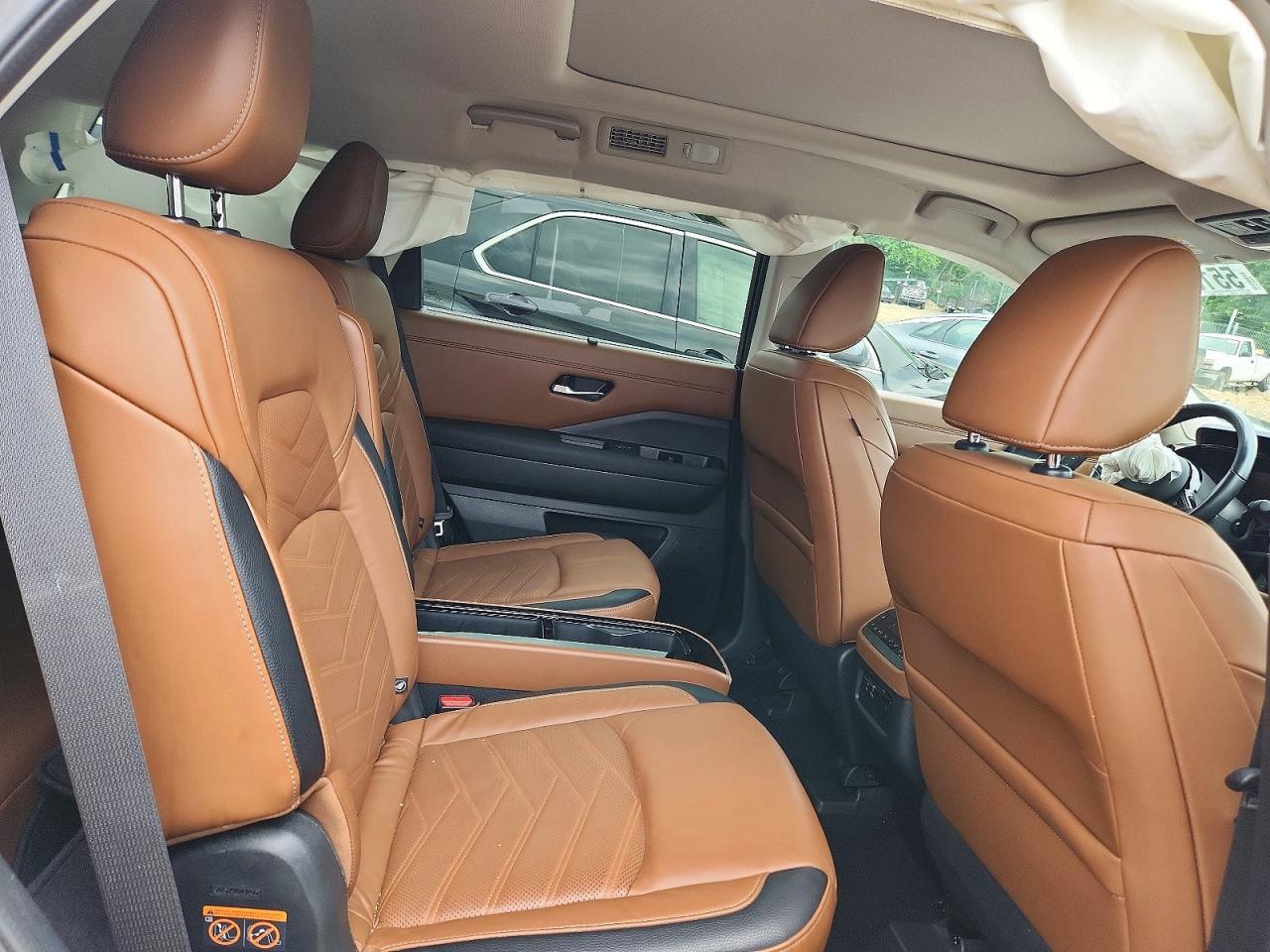 2022 Nissan Pathfinder Platinum - zdjęcie 11