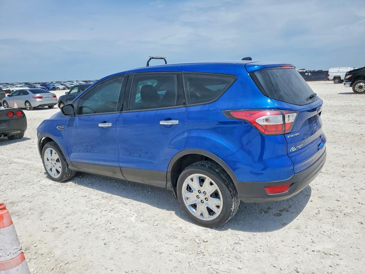 2017 Ford Escape S - zdjęcie 2