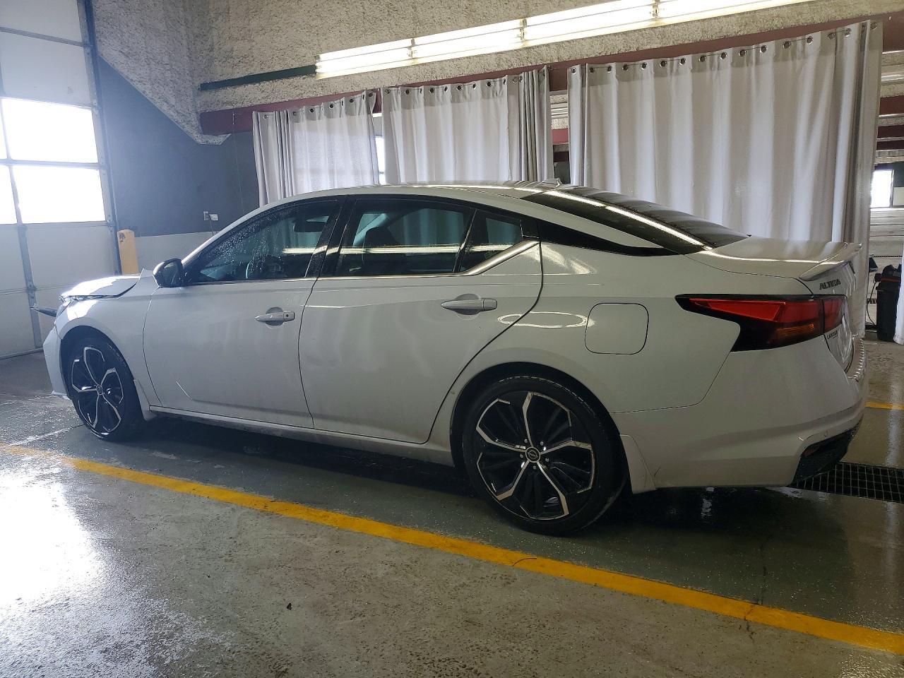 2023 Nissan Altima Sr - zdjęcie 2