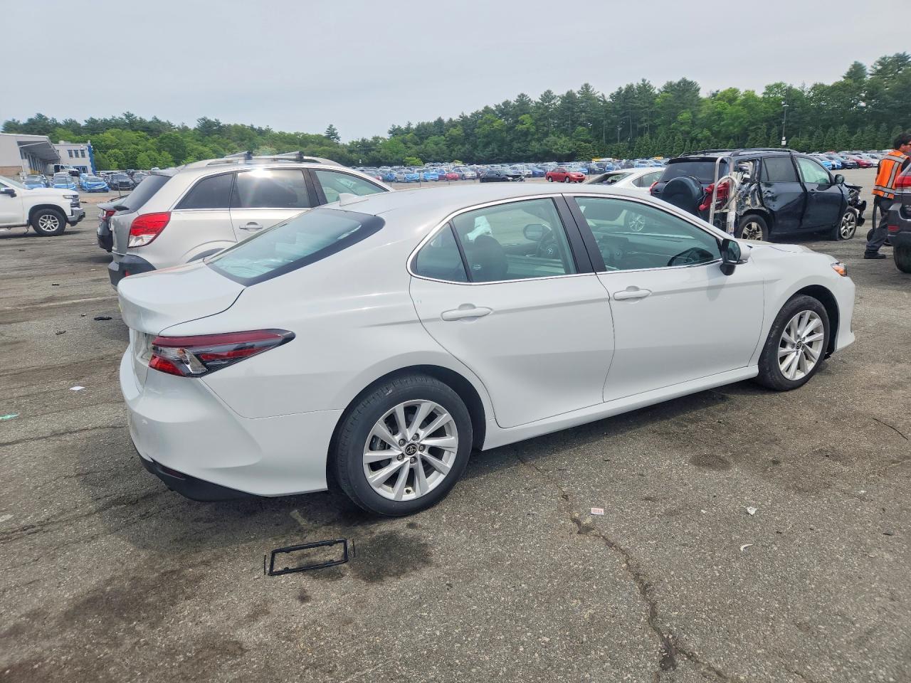 2024 Toyota Camry Le - zdjęcie 3