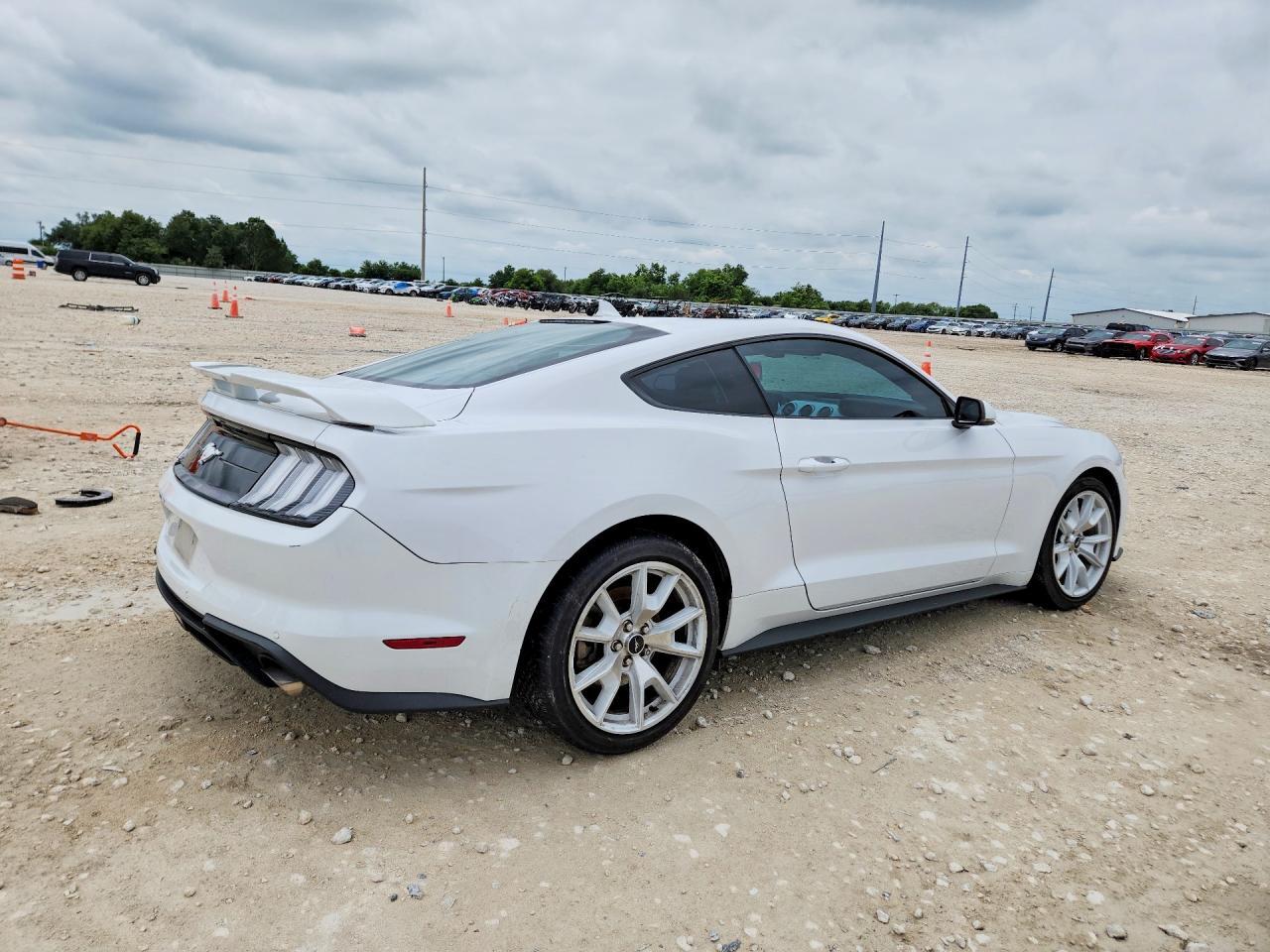 2022 Ford Mustang - zdjęcie 3