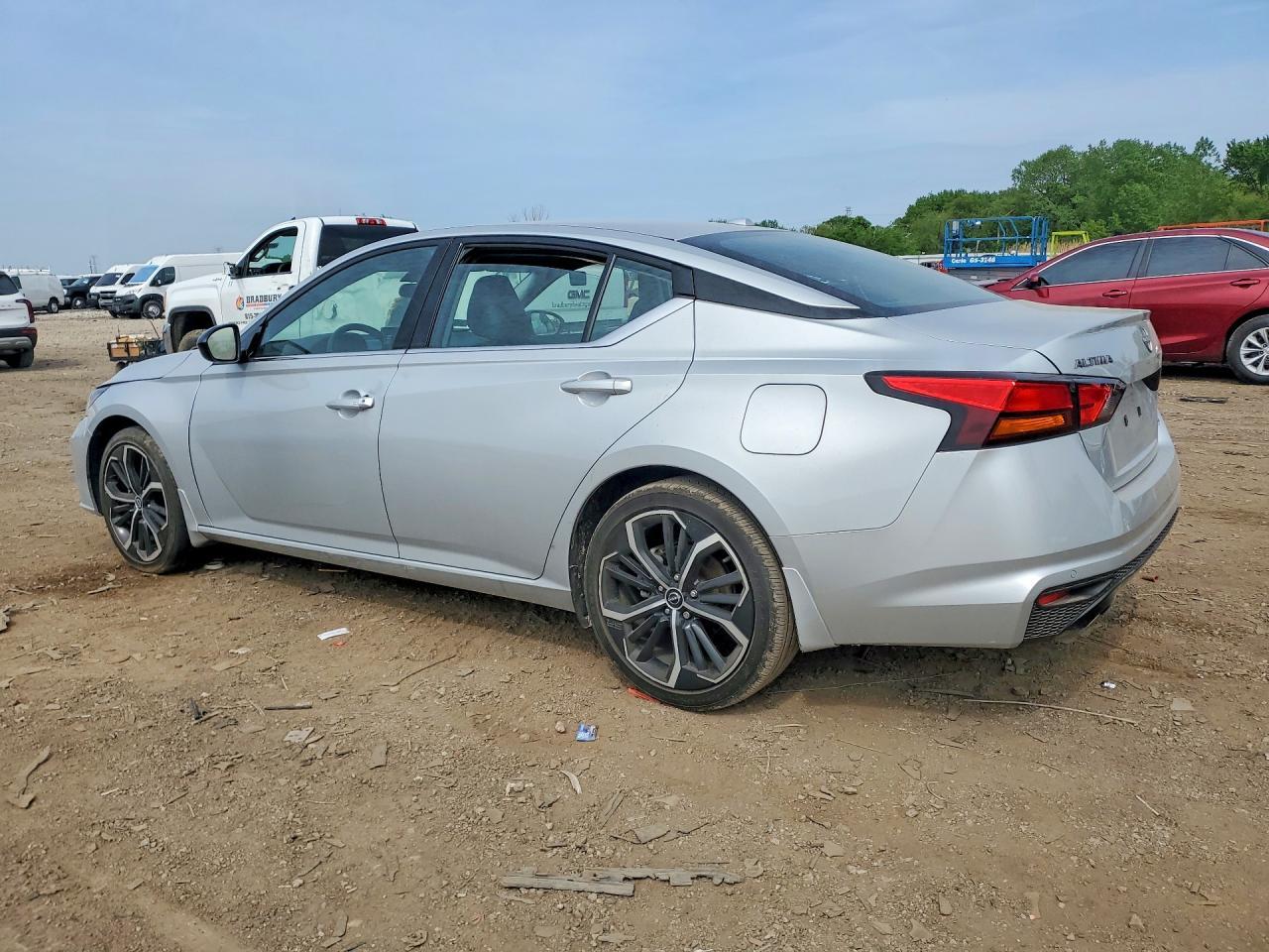 2024 Nissan Altima Sr - zdjęcie 2
