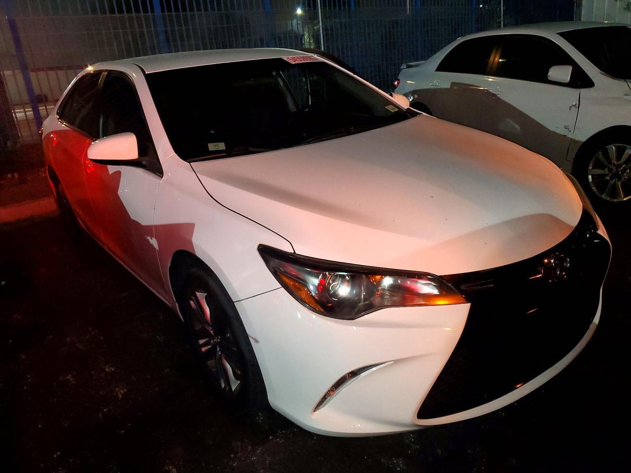 2016 Toyota Camry Le - zdjęcie 4