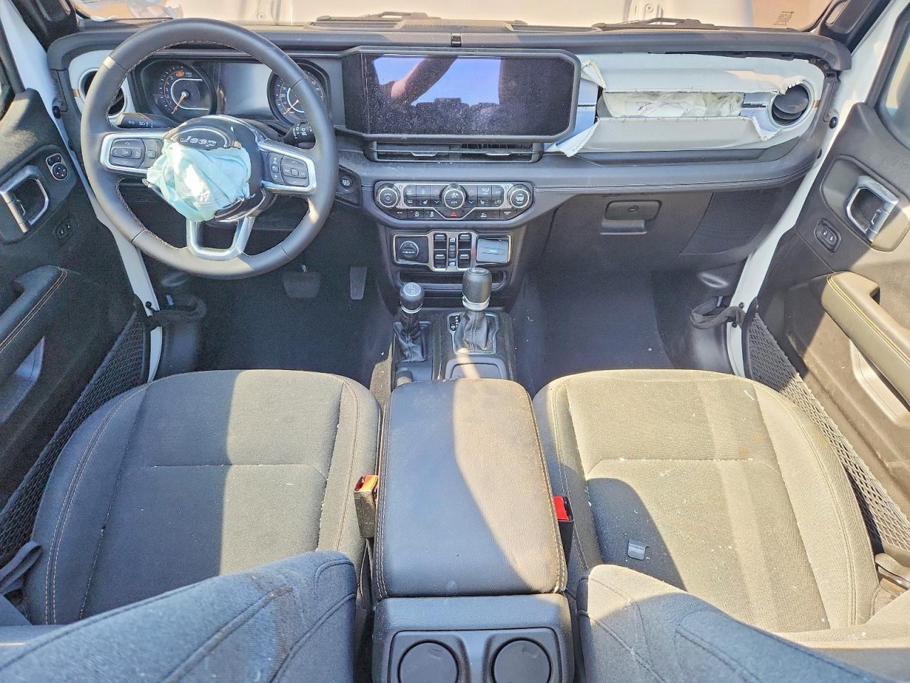 2025 Jeep Wrangler Sahara - zdjęcie 8
