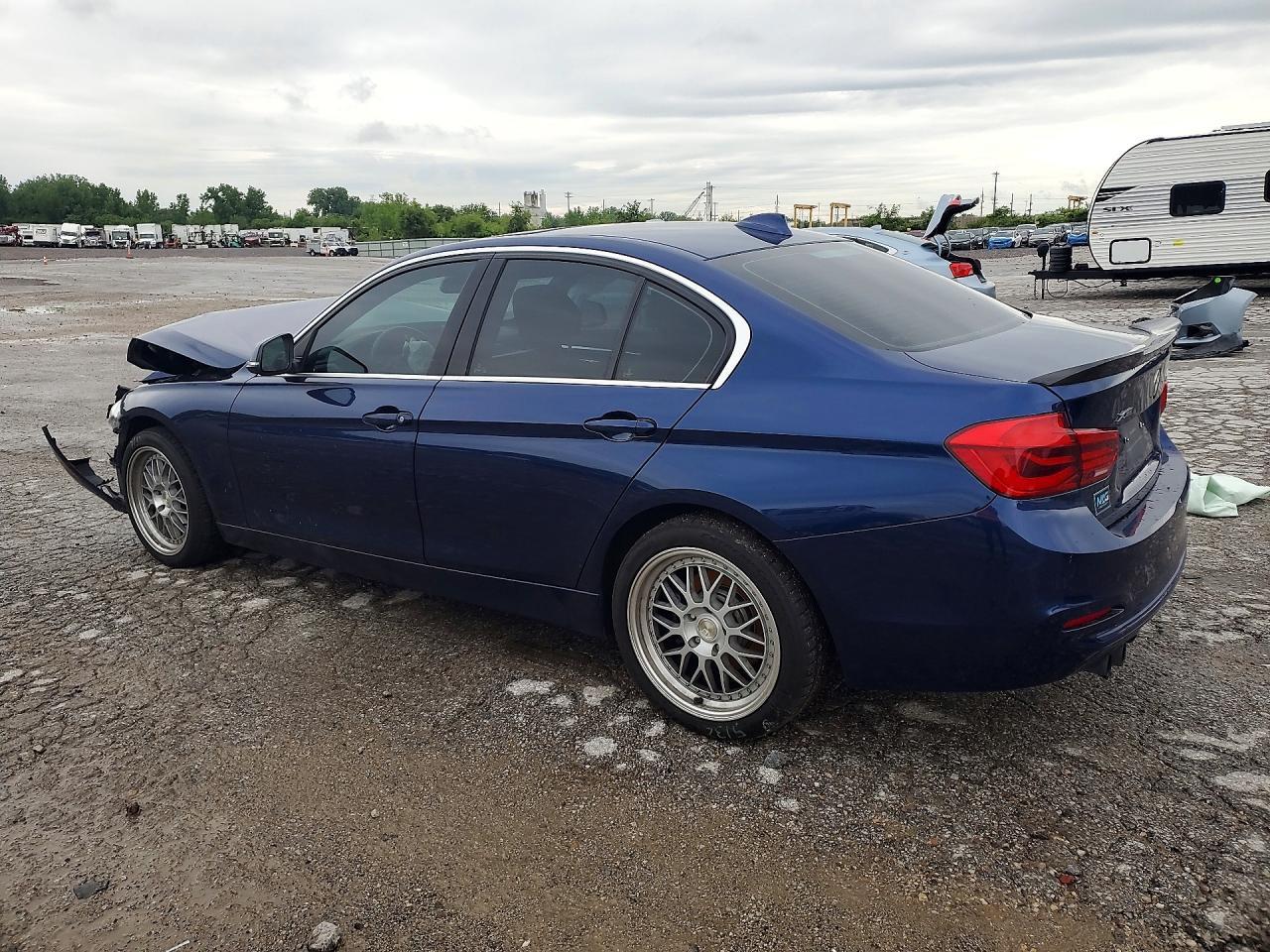 2018 BMW 330 Xi - zdjęcie 2