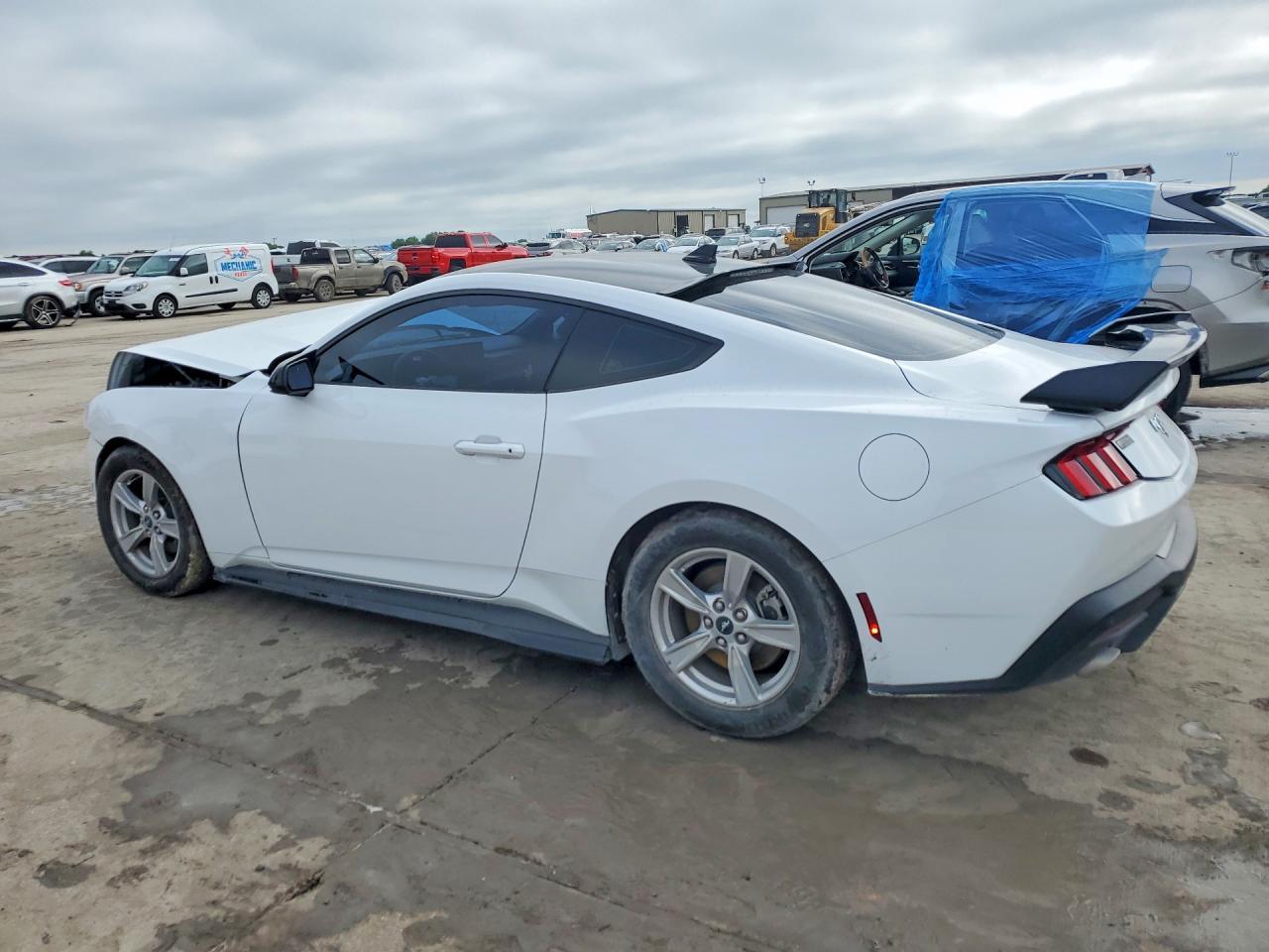 2024 Ford Mustang - zdjęcie 2