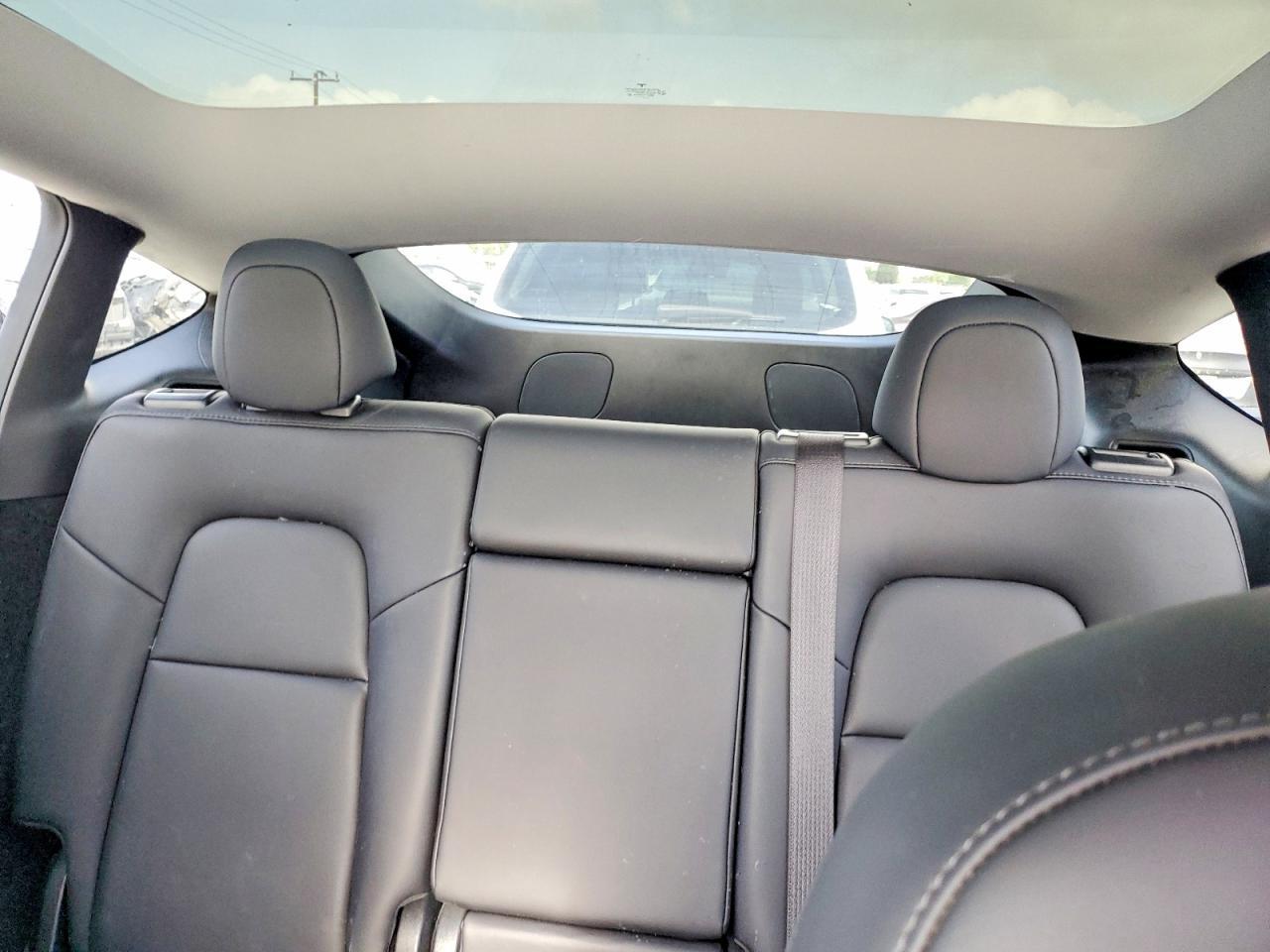 2024 Tesla Model Y - zdjęcie 10