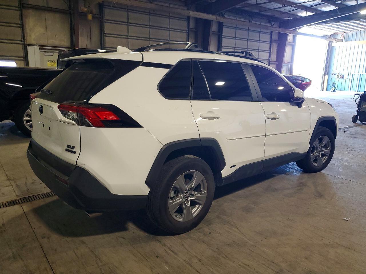 2024 Toyota Rav4 Hybrid Xle - zdjęcie 3