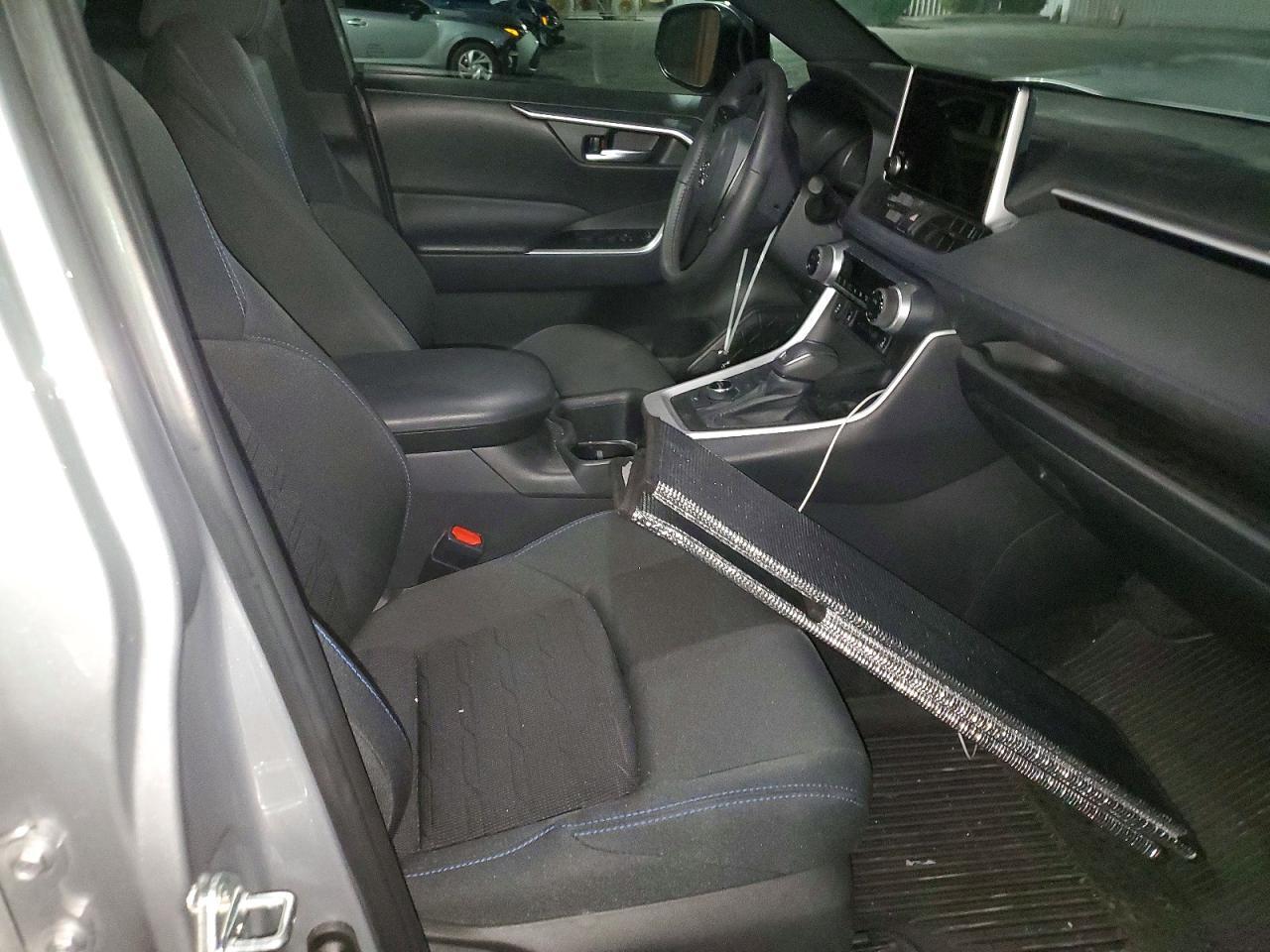 2024 Toyota Rav4 Se - zdjęcie 13