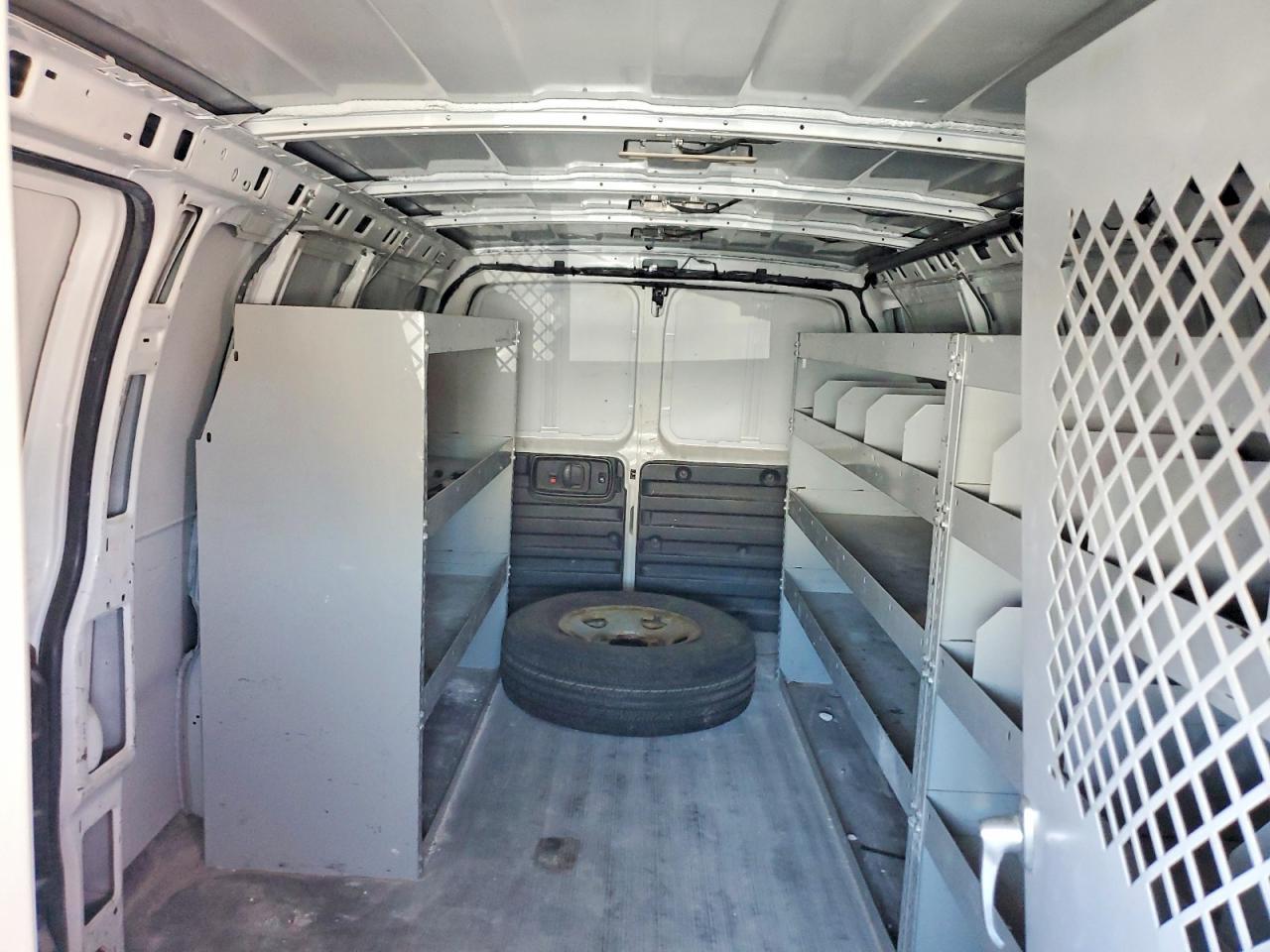 2016 Chevrolet Express G2500 - zdjęcie 10