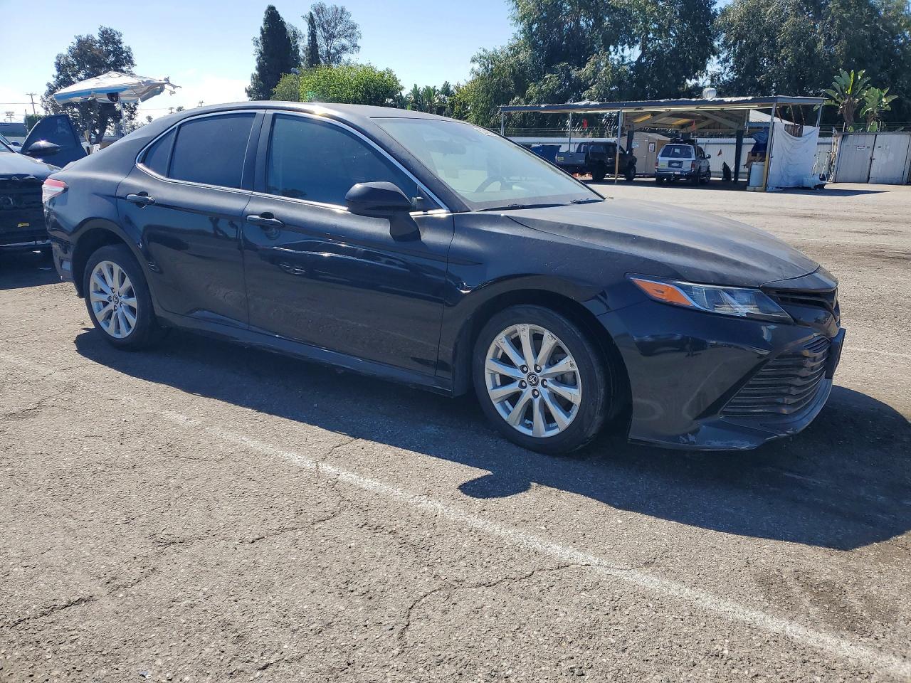 2019 Toyota Camry Le - zdjęcie 4