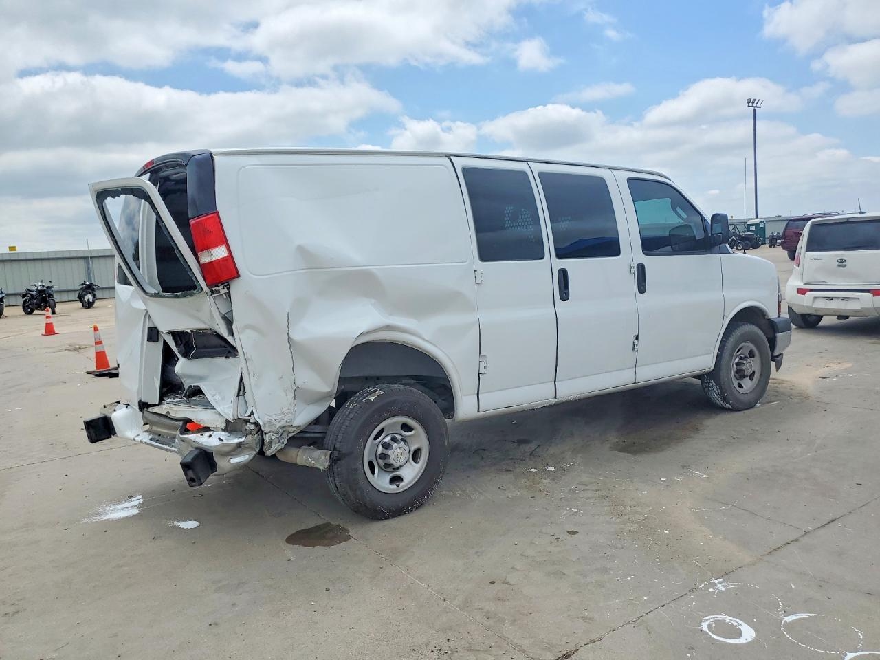 2020 Chevrolet Express G2500 - zdjęcie 3