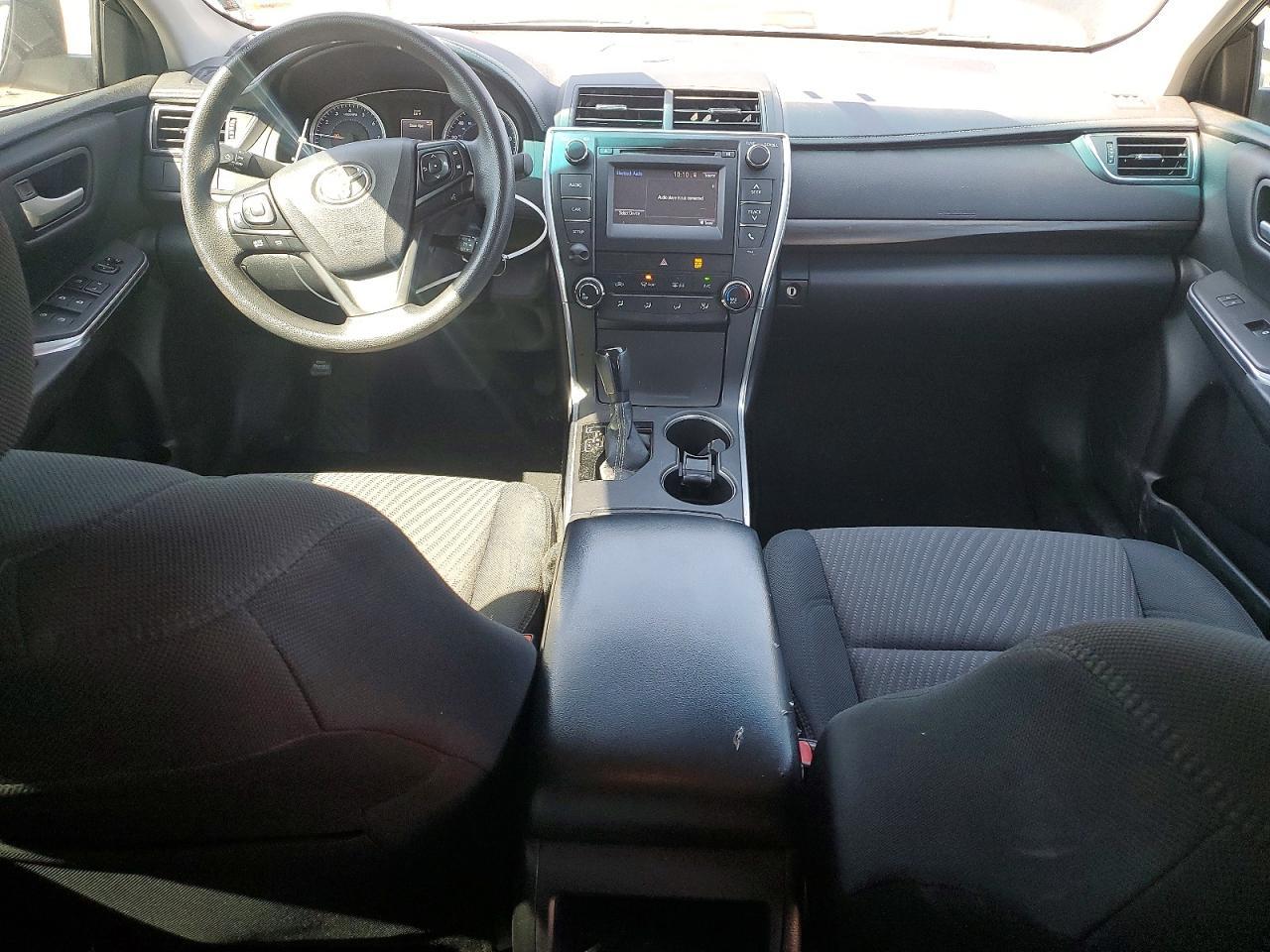 2016 Toyota Camry Le - zdjęcie 8