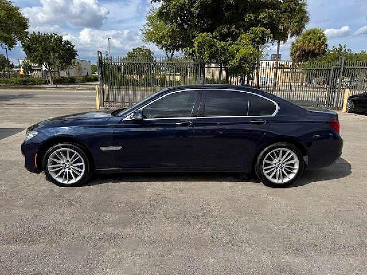 2015 BMW 750 Xi - zdjęcie 12