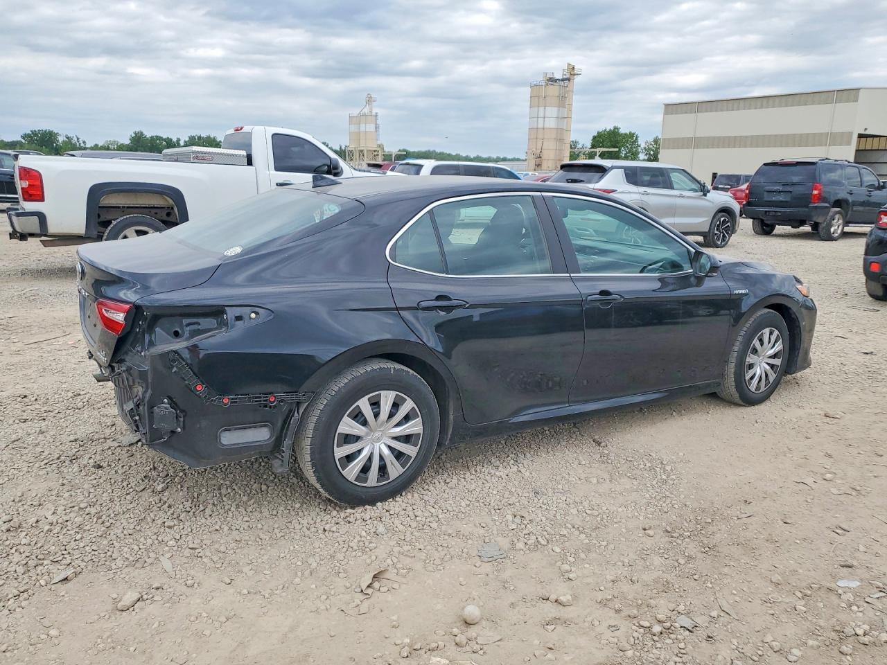 2020 Toyota Camry Le - zdjęcie 3