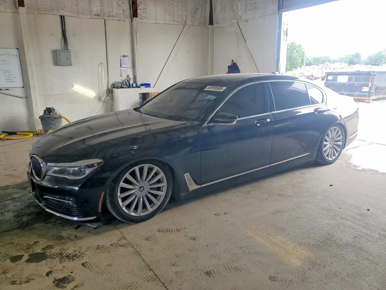 2016 BMW 750 I - zdjęcie główne