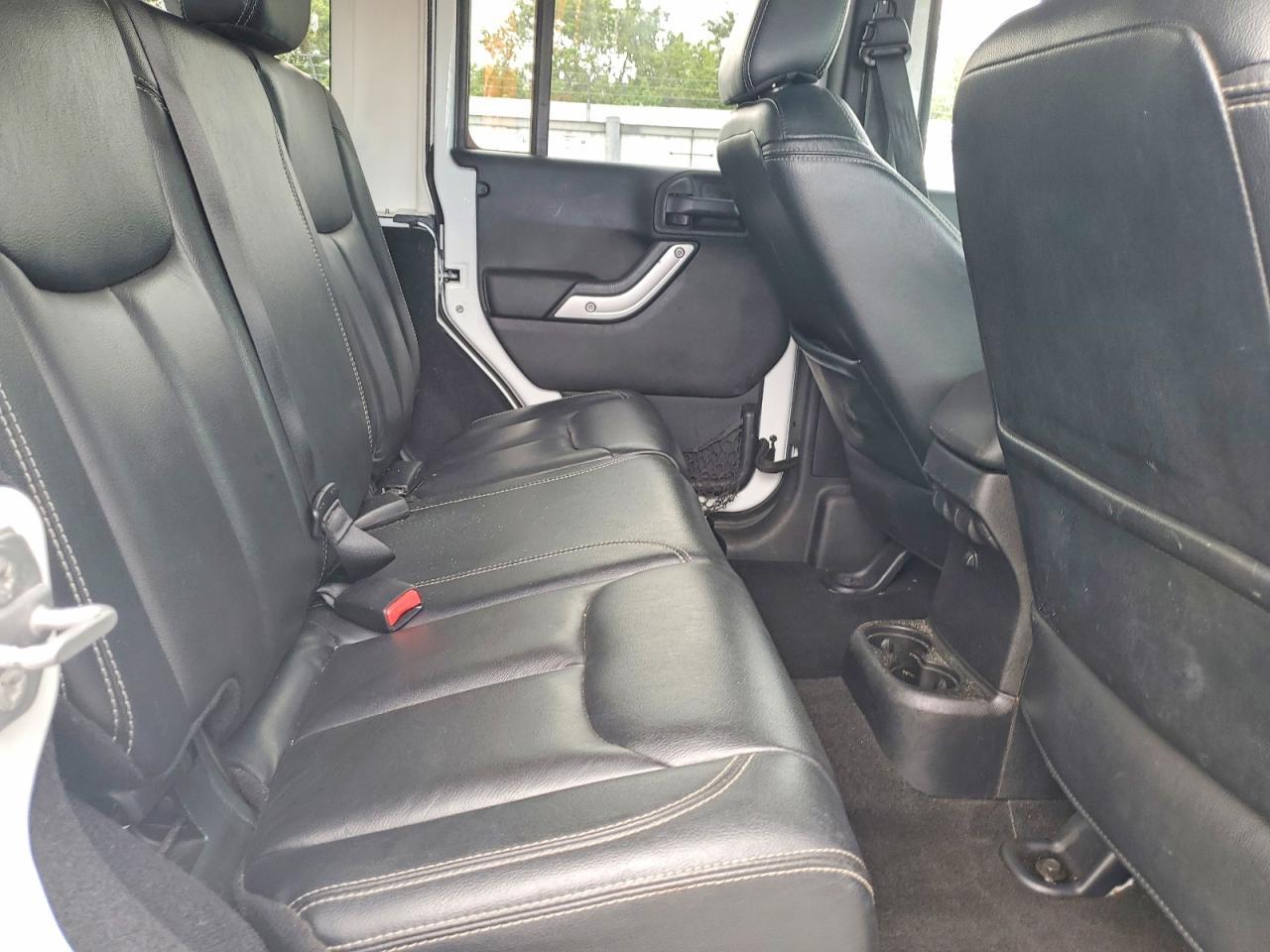 2015 Jeep Wrangler Unlimited Rubicon - zdjęcie 11