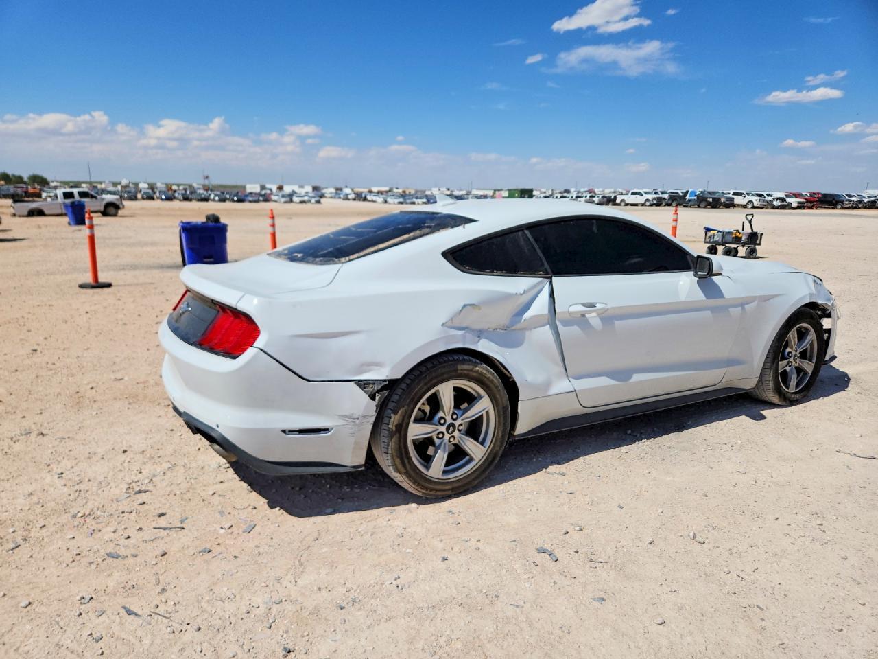 2022 Ford Mustang - zdjęcie 3