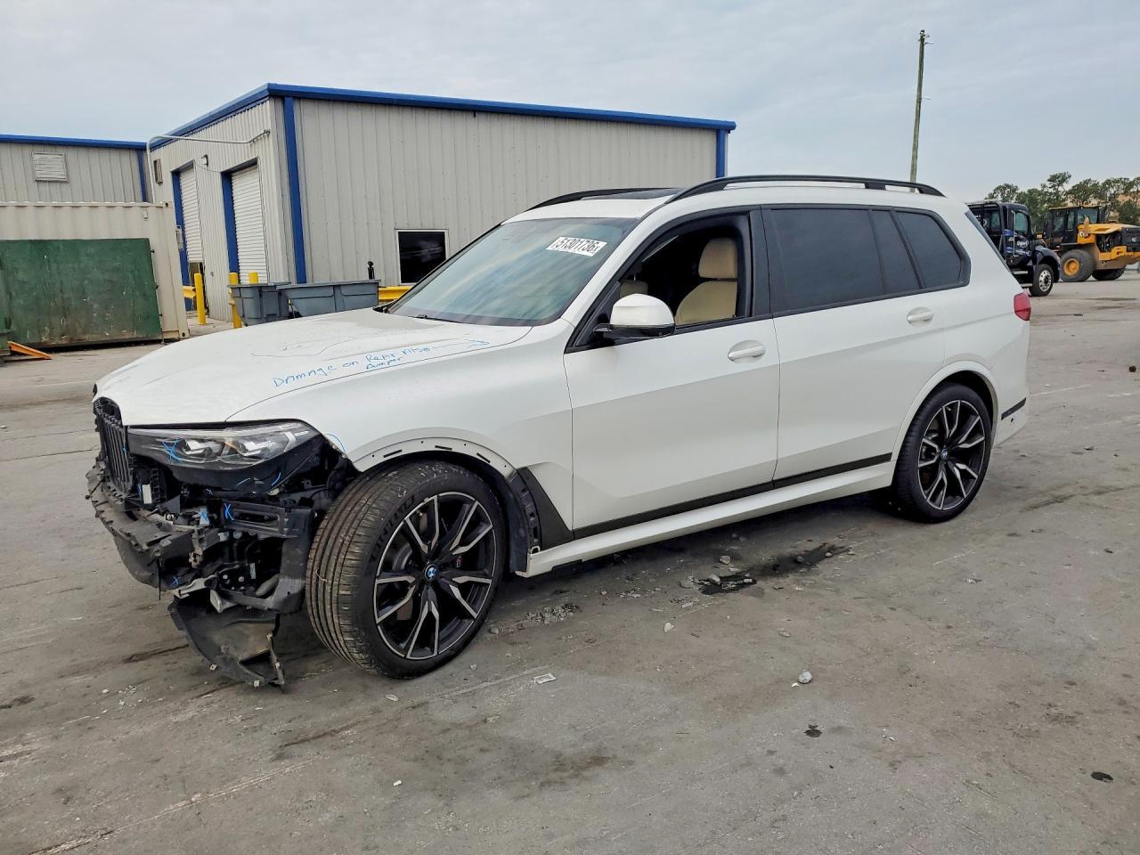 2021 BMW X7 xDrive40I - zdjęcie główne
